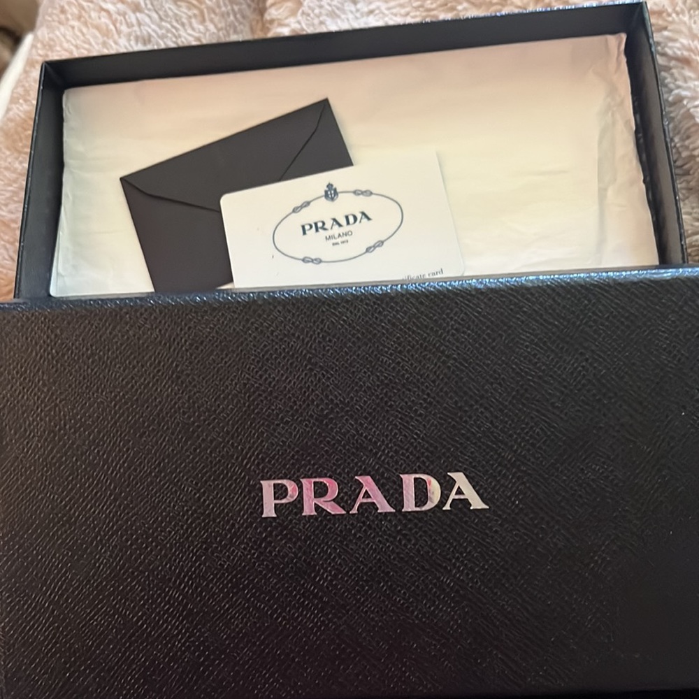 Beautiful black on black leather Prada wallet - Picture 6 of 7
